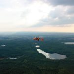 Luftaufnahme eines Ville-Sees und der umliegenden Wälder aus dem Tragschrauber
