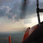 Blick aus dem Tragschrauber in die Wolken über der Kölner Bucht