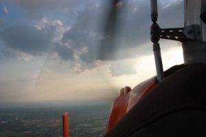 Blick aus dem Tragschrauber in die Wolken über der Kölner Bucht