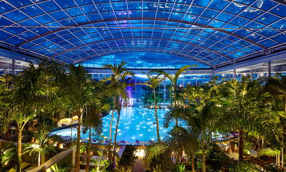Palmenparadis bei Nacht in den Thermen Euskirchen. Bildquelle: Thermen & Badewelt Euskirchen GmbH