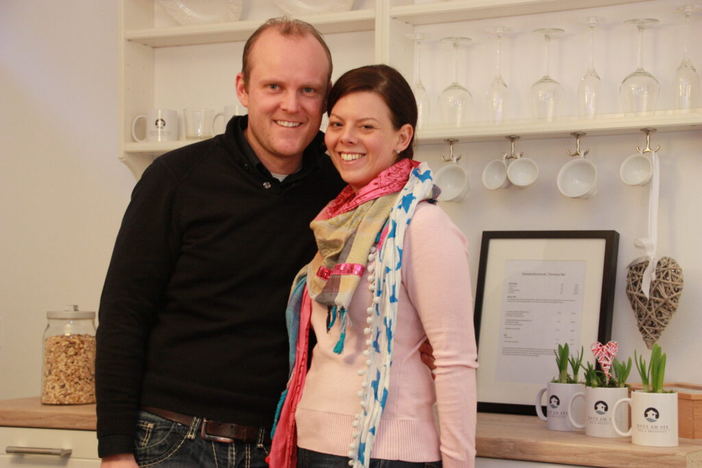 Simone und Sascha Busch im Frühstücksraum des Haus am See