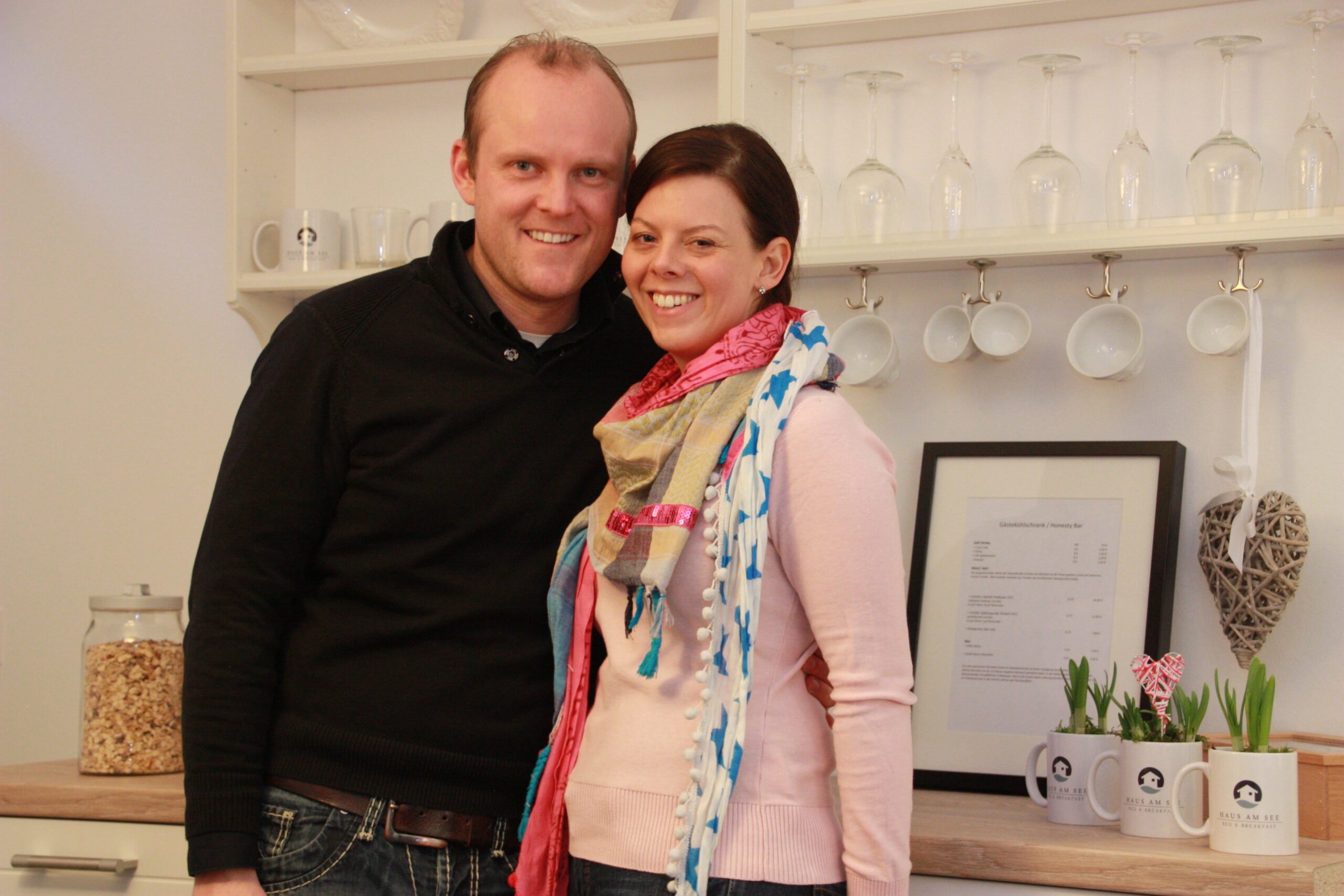 Simone und Sascha Busch im Frühstücksraum des Haus am See