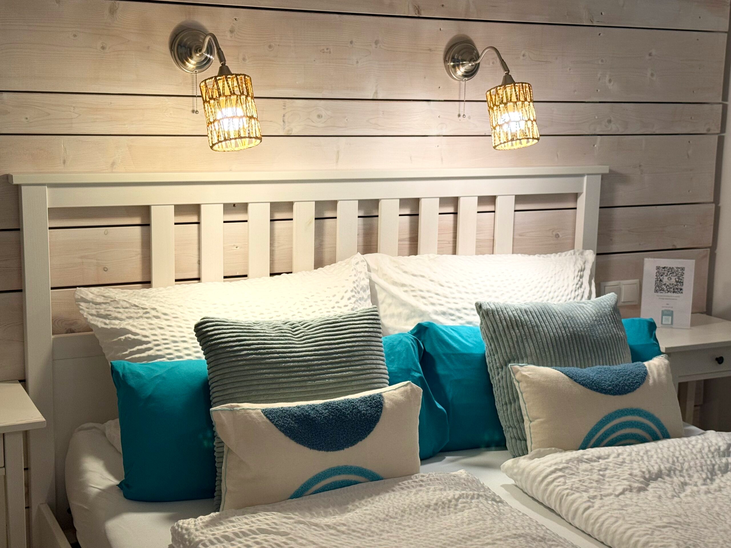 Doppelbett im Doppelzimmer Berggeistsee mit Wandleuchten