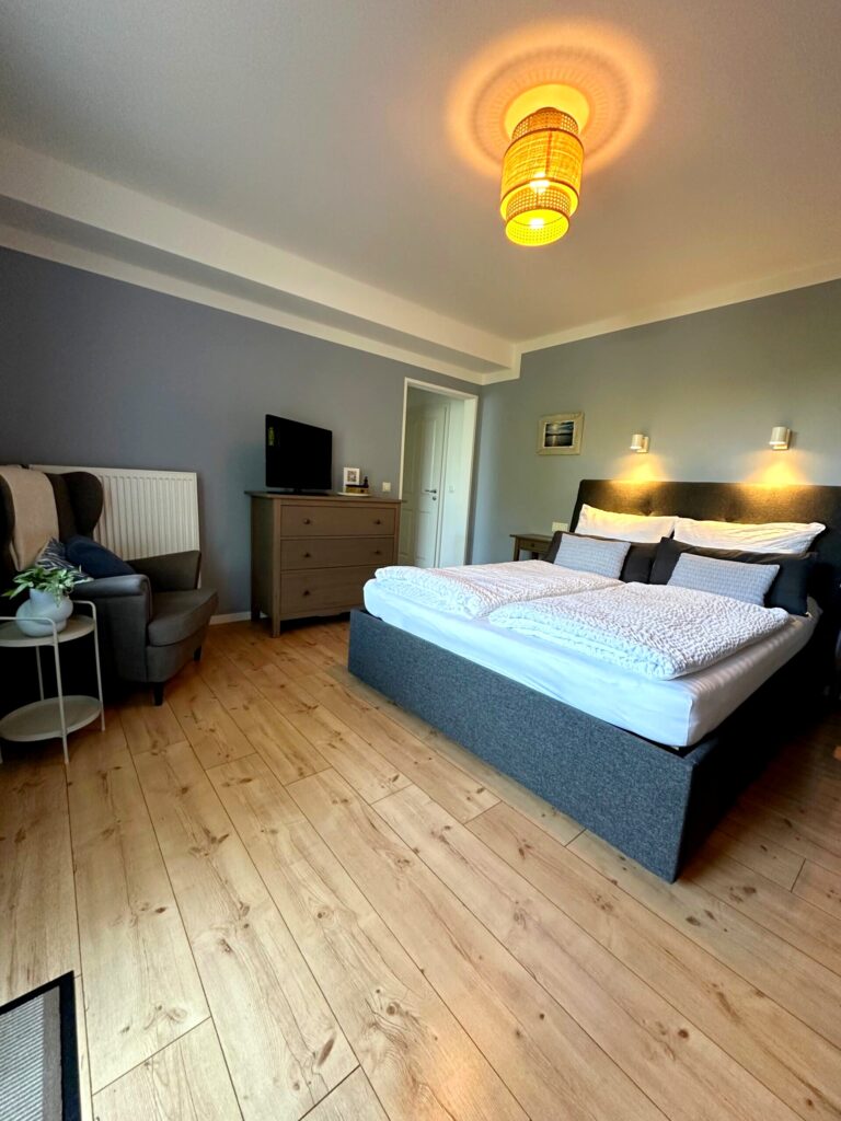 Gemütliches Zimmer mit großem Bett und TV